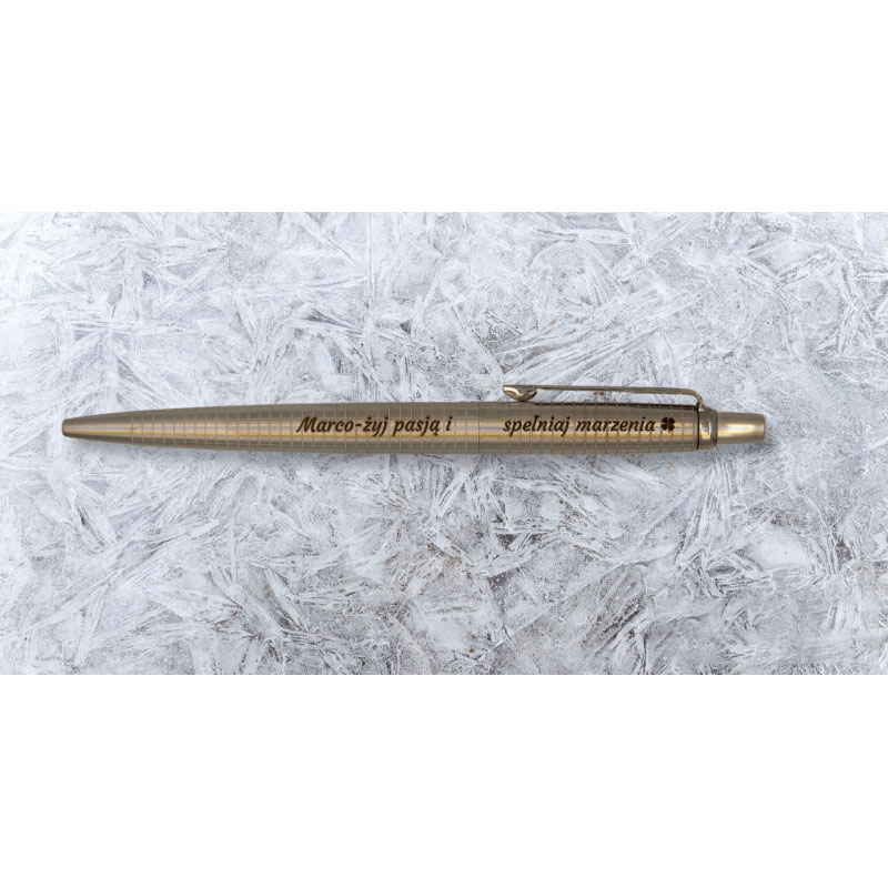 Długopis Parker Jotter stalowy z grawerem „Marco – żyj pasją i spełniaj marzenia” na tle lodowych kryształów.