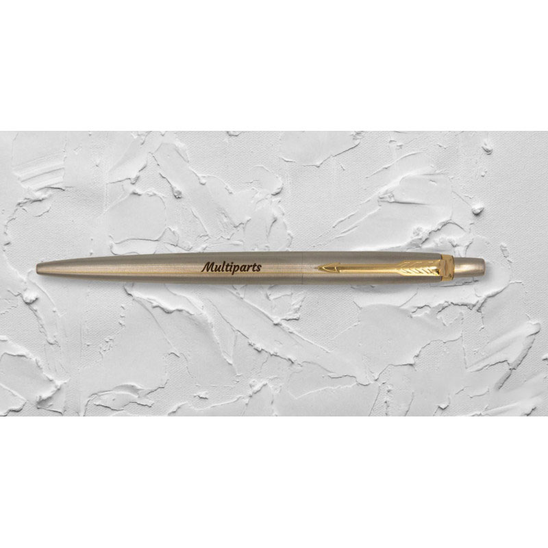 Długopis Parker Jotter stalowy matowy z grawerem „Multiparts” na białym, strukturalnym tle.