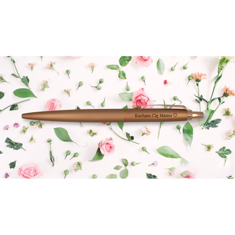 Długopis Parker Jotter XL Monochrome Pink Gold z grawerem „Kocham Cię Mamo ♡” na tle kwiatów i liści