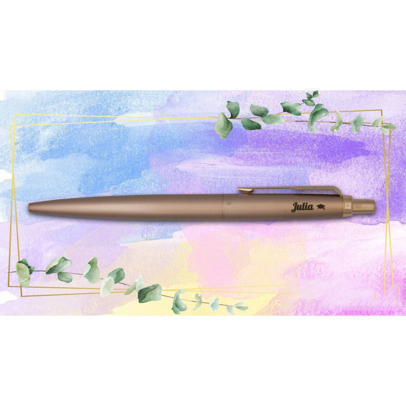 Długopis Parker Jotter XL Monochrome Pink Gold z grawerem „Julia” i symbolem biretu na tle akwareli w pastelowych kolorach