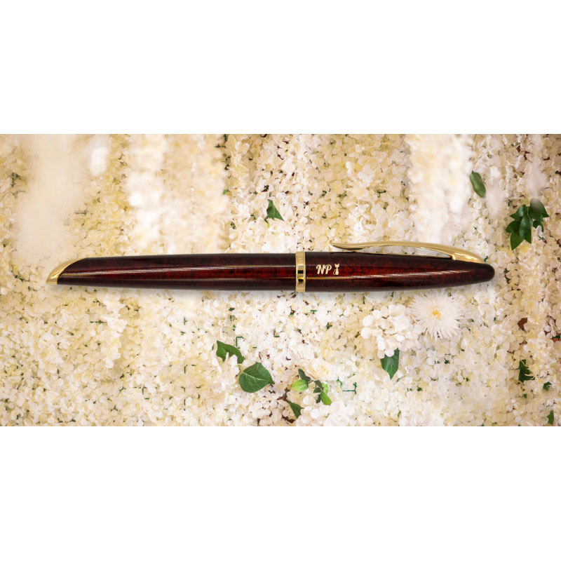Pióro Waterman Carène GT w bursztynowym kolorze z grawerem „NP” i symbolem kieliszka na tle białych kwiatów