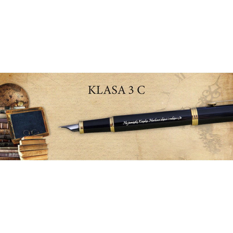 Czarne pióro wieczne Parker IM GT z eleganckimi złotymi akcentami i klipsem w kształcie strzały, z grawerem w kolorze białym o treści „Na pamiątkę Księdzu Markowi życzą rodzice z kl. 3C”. Pióro sfotografowane na tle w stylu retro z mapą, książkami, okular