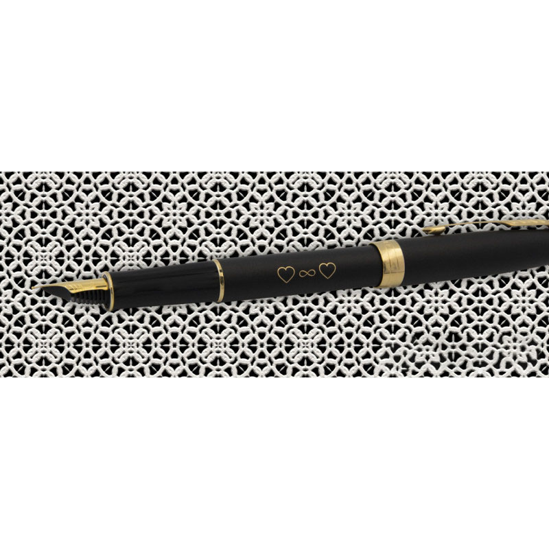 Pi&oacute;ro wieczne Parker Sonnet Matte Black GT 1931516 z grawerem serca i symbol nieskończoności &ndash; elegancki prezent