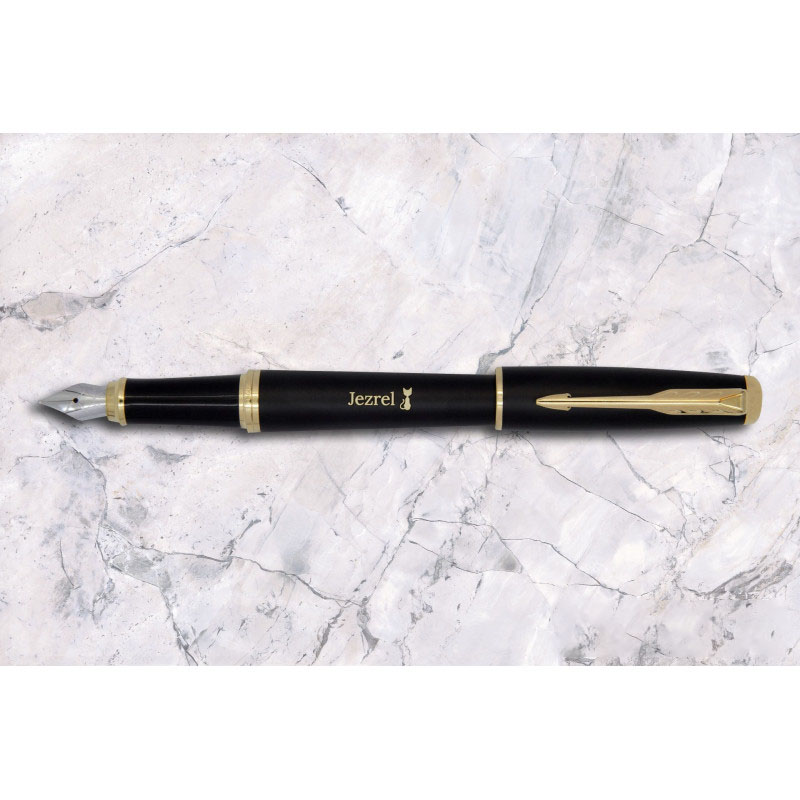 Pióro wieczne Parker Urban Muted Black GT 1931593 z grawerem imienia Jezrel i symbolem kota – czarne pióro z pozłacanymi detalami