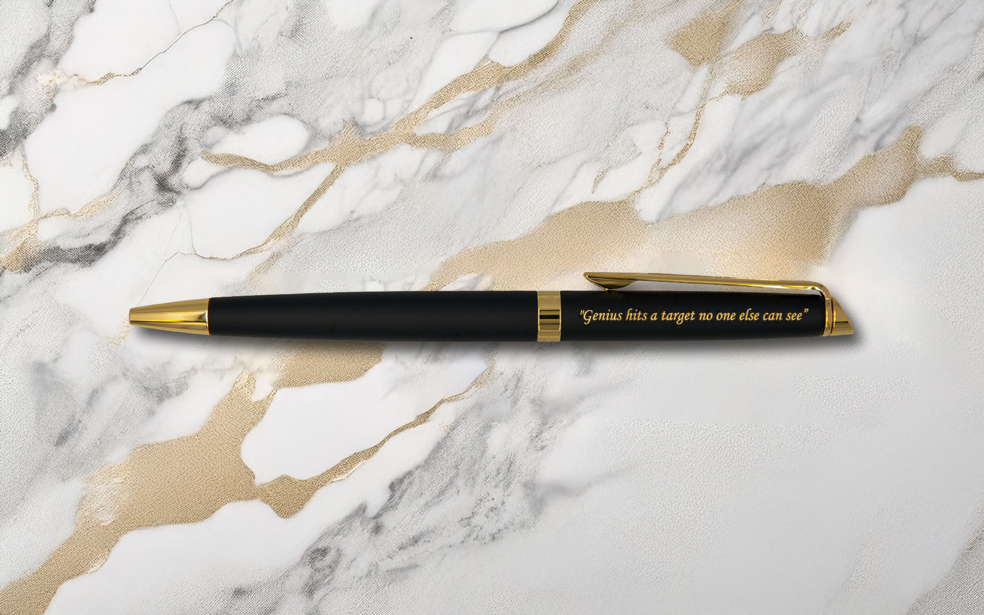 Czarny długopis Parker z grawerem Genius hits a target no one else can see i złotymi wykończeniami