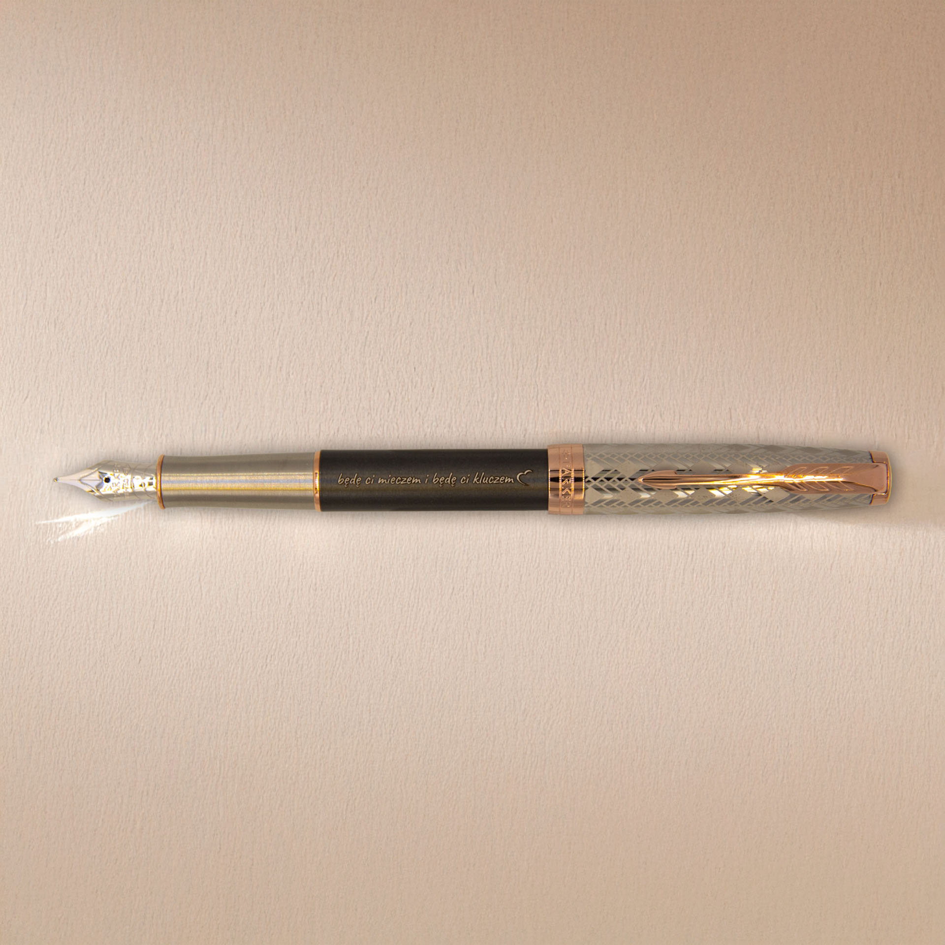 Pióro wieczne Parker Sonnet Metal & Grey PGT 18k [2119788] – luksusowe pióro Parker z szarą laką, grawerowaną skuwką i złotą stalówką 18k