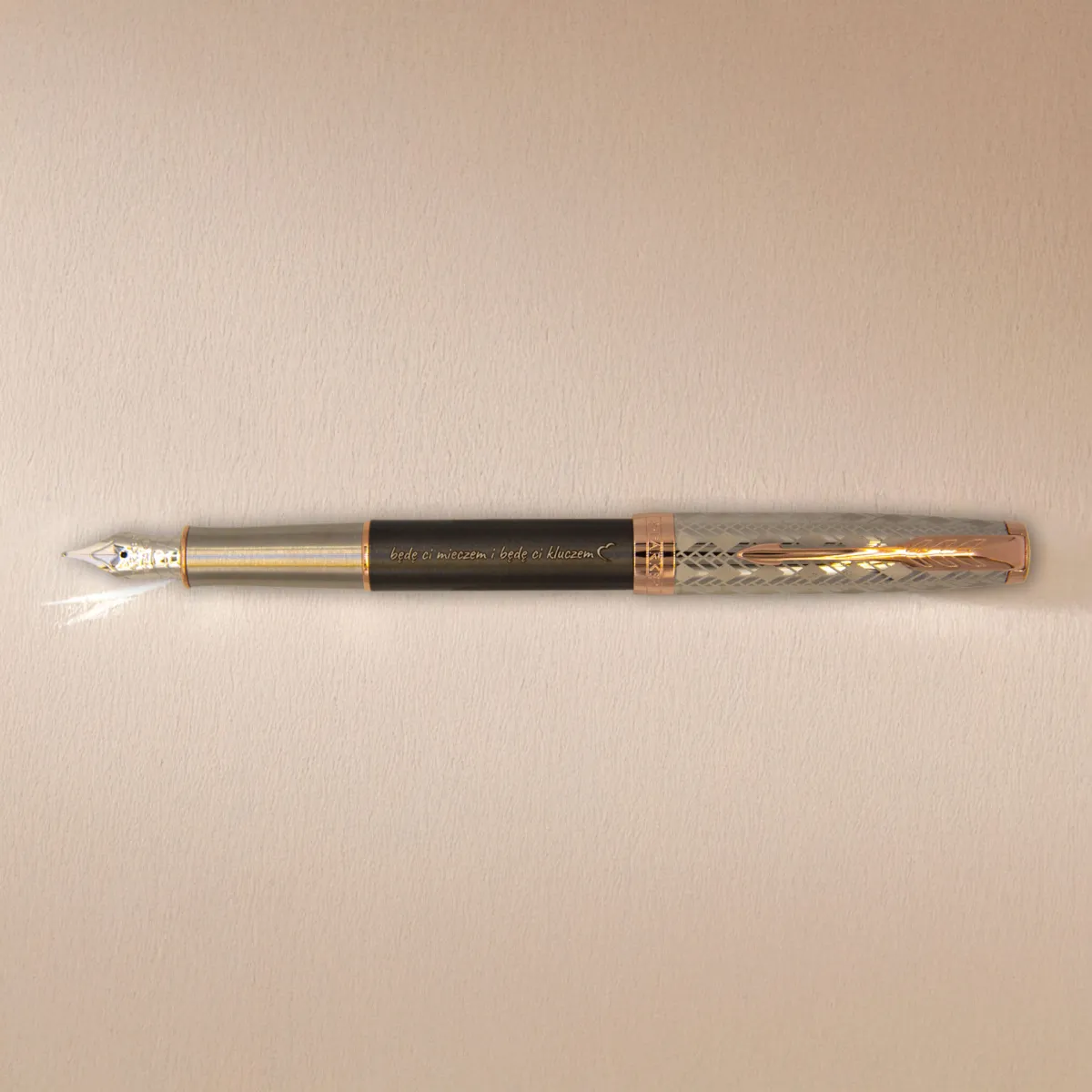 Pi&oacute;ro wieczne Parker Sonnet Metal & Grey PGT 18k [2119788] &ndash; luksusowe pi&oacute;ro Parker z szarą laką, grawerowaną skuwką i złotą stal&oacute;wką 18k