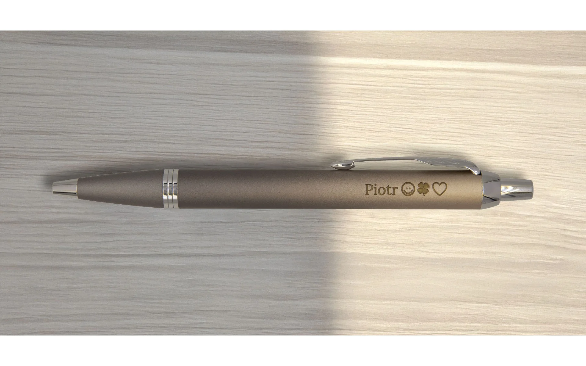 Długopis Parker IM Rituals Turquoise Grey [2203898] – elegancki szary korpus z wykończeniami w kolorze srebrnym (CT), ozdobiony personalizowanym grawerem „Piotr ☺ ? ❤”.