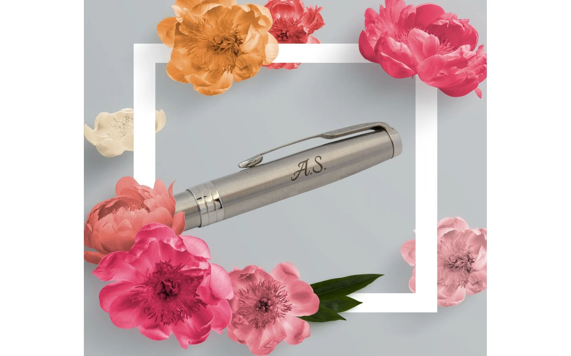 Długopis Parker Sonnet Stalowy CT [1931512] – elegancki stalowy długopis z wykończeniem CT (Chrome Trim), ozdobiony grawerem inicjałów „A.S.”.