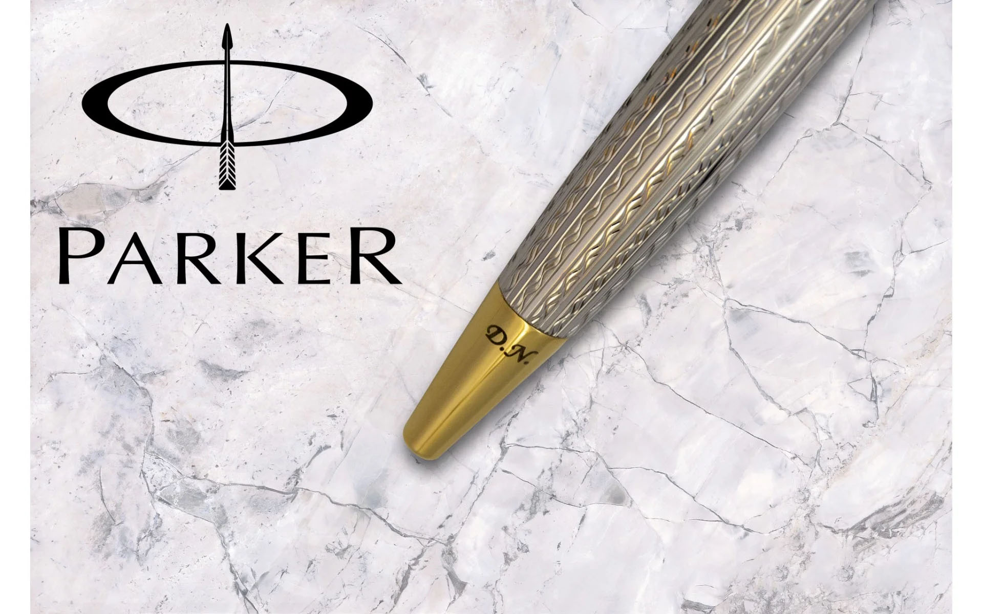 Długopis Parker Sonnet Mistral GT [2119796] – elegancki złoto-srebrny długopis z misternym wzorem na korpusie, wykończenia w kolorze złota, grawer inicjałów „D.N.”.