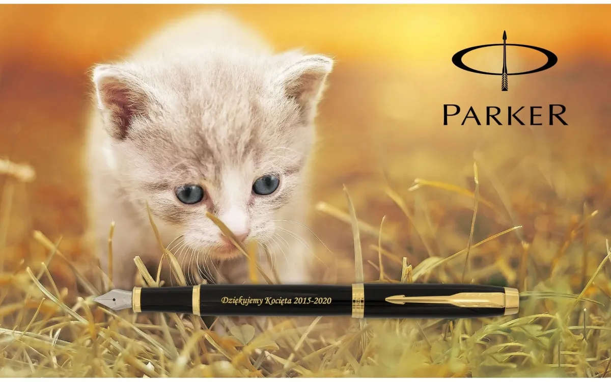 Pi&oacute;ro wieczne Parker IM Czarny GT [1931652] &ndash; eleganckie pi&oacute;ro z czarnym korpusem i złotymi wykończeniami, grawer &bdquo;Dziękujemy Kocięta 2015&ndash;2020&rdquo;, obok kotek na tle jesiennej trawy, logo Parker.