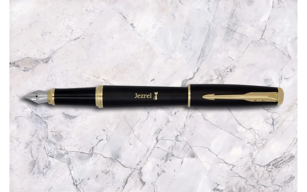 Pi&oacute;ro wieczne Parker Urban Muted Black GT [1931601] &ndash; eleganckie pi&oacute;ro w czarnym, matowym wykończeniu z pozłacanymi detalami, ozdobione grawerem &bdquo;Jezrel&rdquo; z motywem kota.