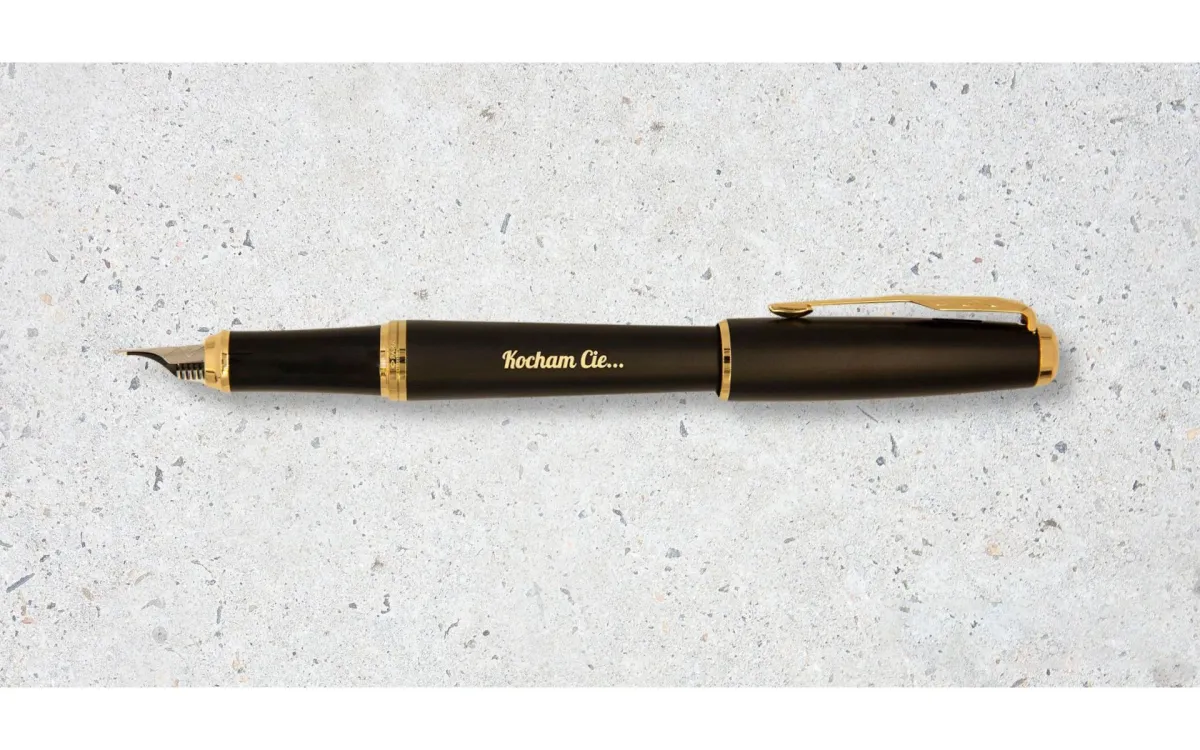 Pi&oacute;ro wieczne Parker Urban Muted Black GT [1931601] &ndash; eleganckie pi&oacute;ro w matowej czerni z pozłacanymi wykończeniami, ozdobione grawerem &bdquo;Kocham Cię...&rdquo;.