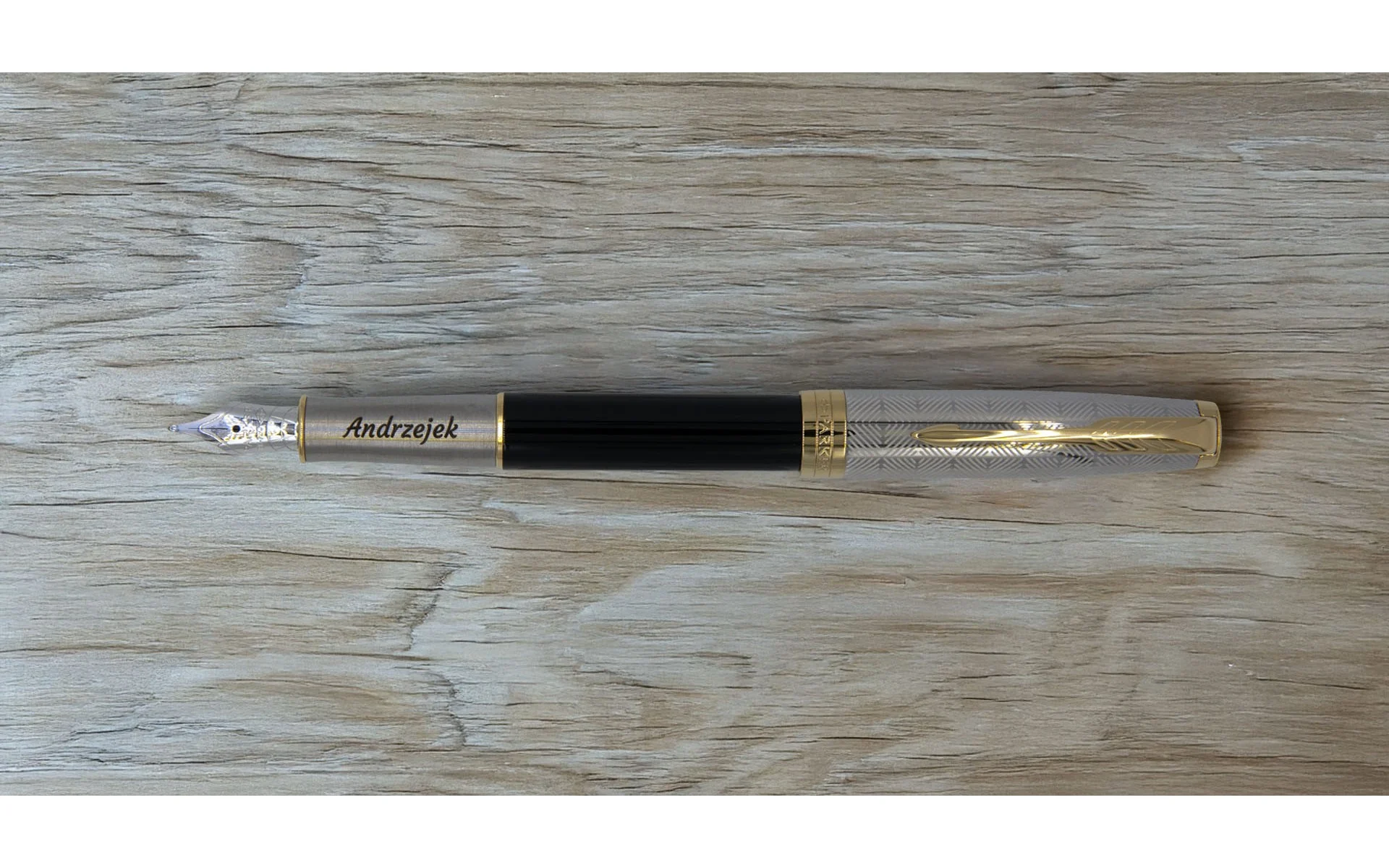 Pióro wieczne Parker Sonnet Metal & Black GT 18k [2119784] z grawerem „Andrzejek” na korpusie.