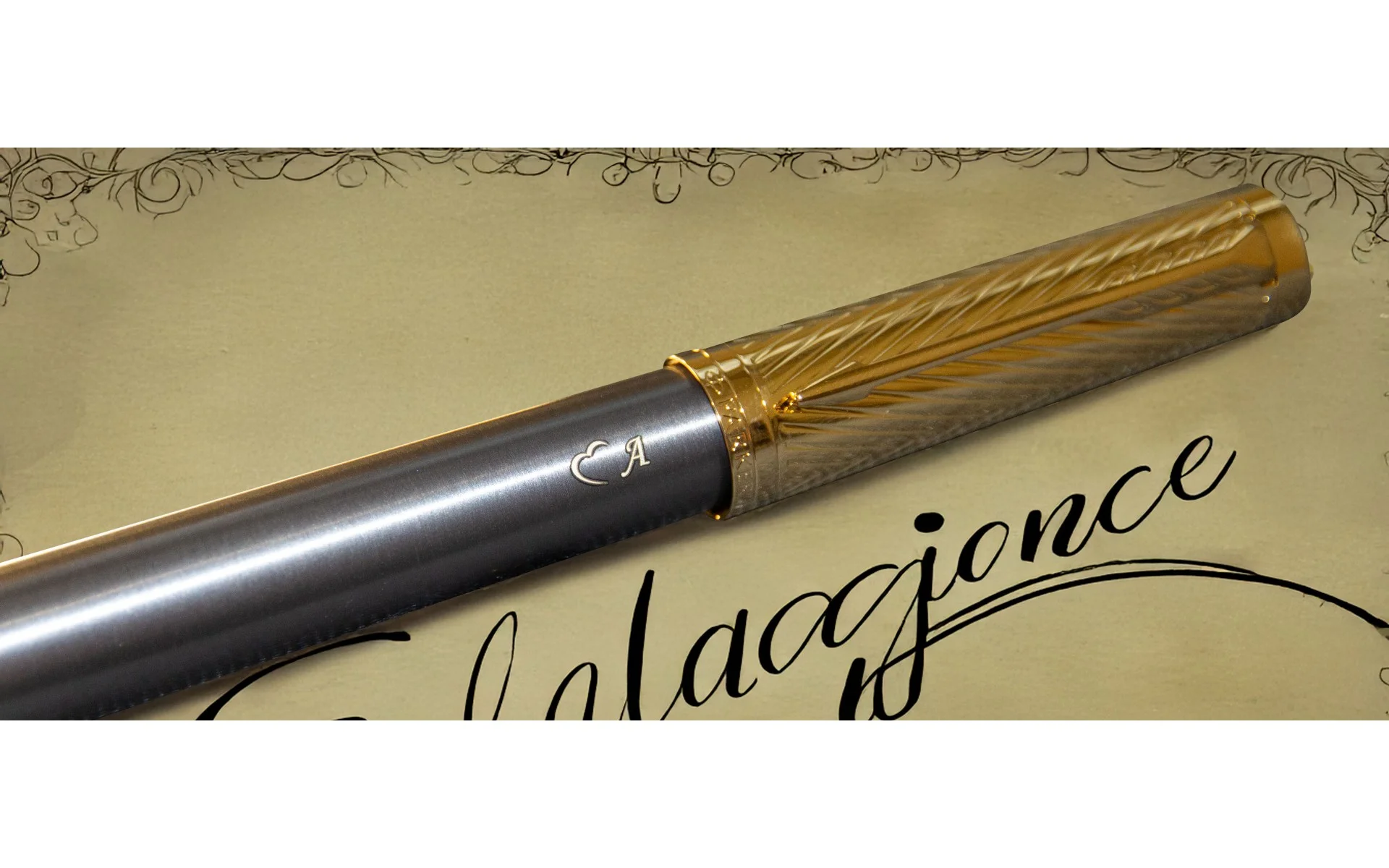 Pióro wieczne Parker Ingenuity Pioneer [2200949] z eleganckim grawerem litery „A” i ozdobnym sercem na metalowym korpusie.