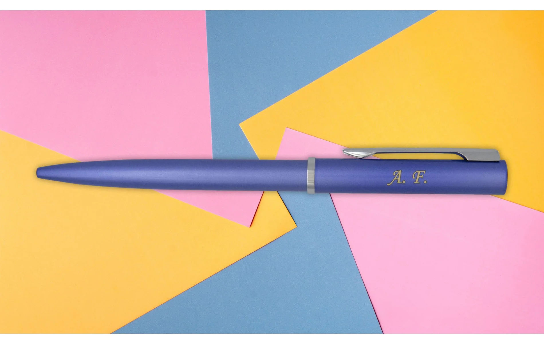 Długopis Waterman Allure niebieski CT [2068191] z grawerem inicjałów „A.F.” na nasadce, elegancki design w matowym wykończeniu.