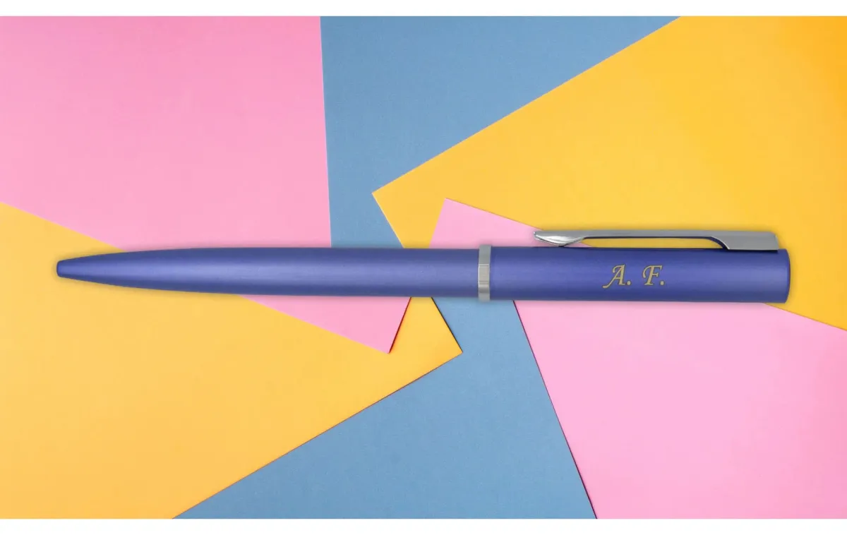 Długopis Waterman Allure niebieski CT [2068191] z grawerem inicjał&oacute;w &bdquo;A.F.&rdquo; na nasadce, elegancki design w matowym wykończeniu.
