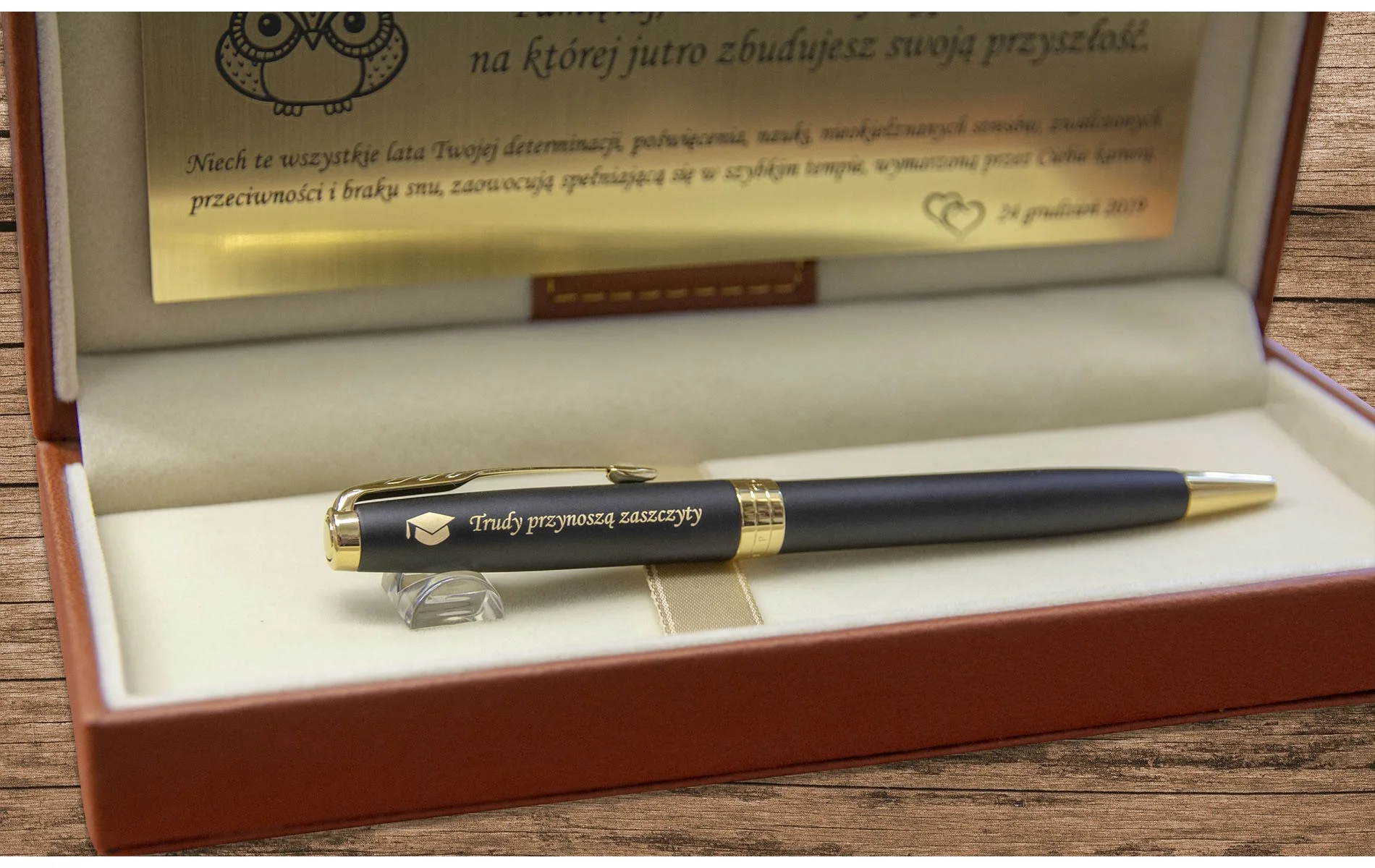 Długopis Waterman Hémisphère czarny matowy GT [S0920770] z grawerem „Trudy przynoszą zaszczyty”, eleganckie wykończenie w czerni i złocie, zaprezentowany w pudełku prezentowym.