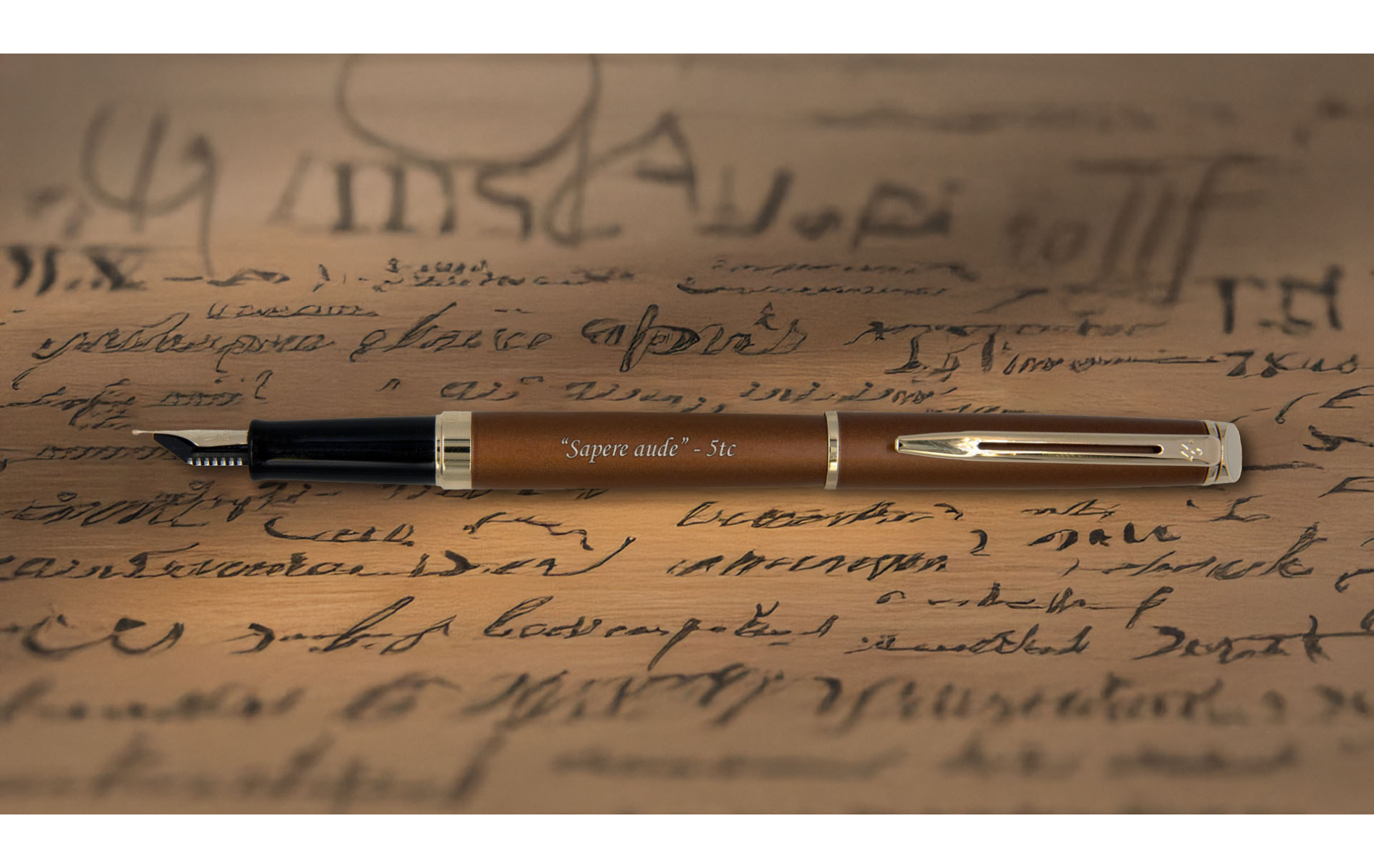 Pióro wieczne Waterman Hémisphère Copper Red GT [2217947] z grawerem „Sapere aude – 5tc” na tle stylizowanej, starej kaligrafii.