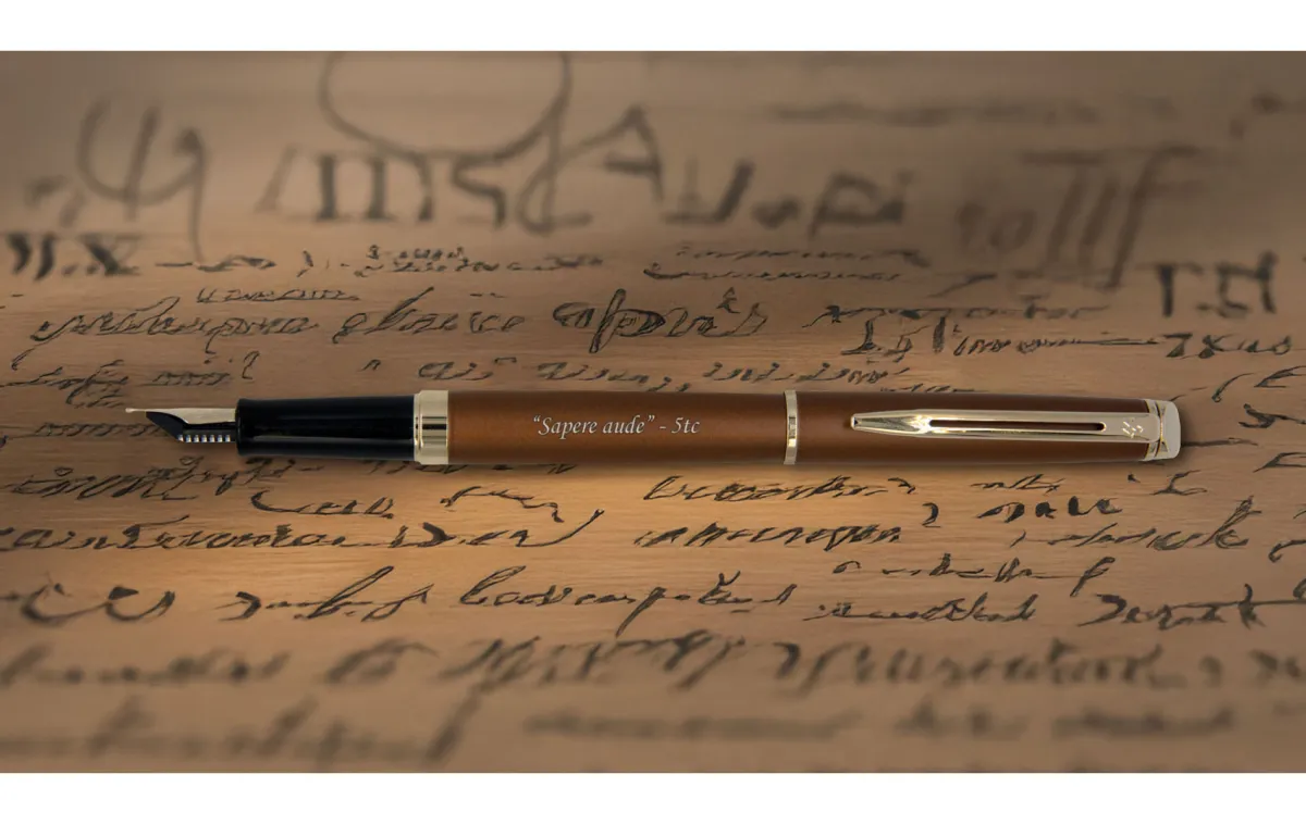 Pi&oacute;ro wieczne Waterman H&eacute;misph&egrave;re Copper Red GT [2217947] z grawerem &bdquo;Sapere aude &ndash; 5tc&rdquo; na tle stylizowanej, starej kaligrafii.