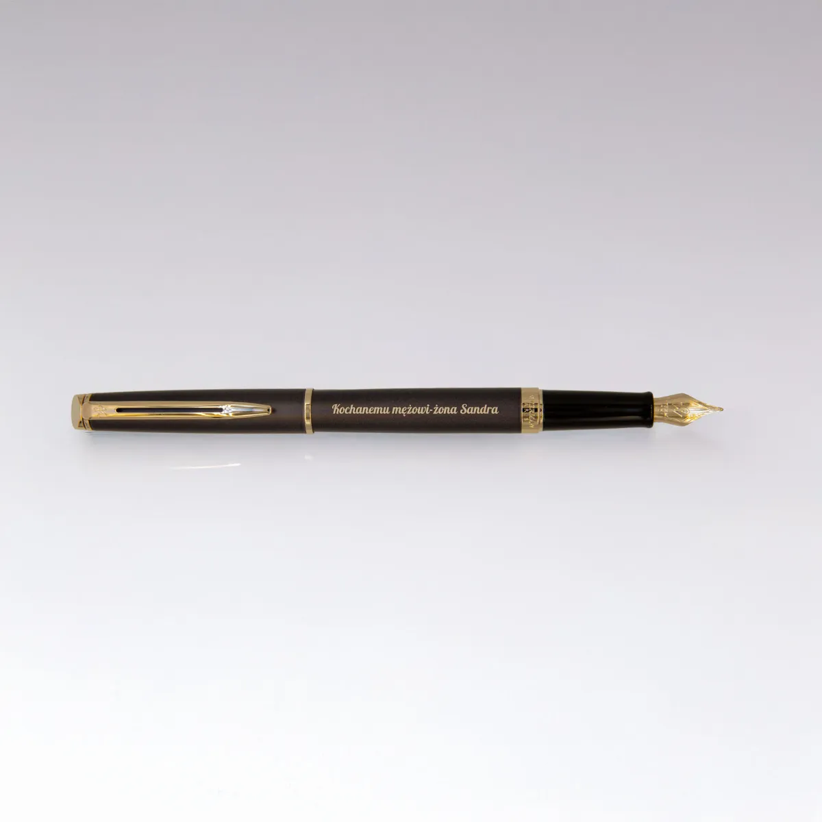 Pi&oacute;ro wieczne Waterman Hemisphere Lava Black GT z pozłacanymi detalami na jasnym tle