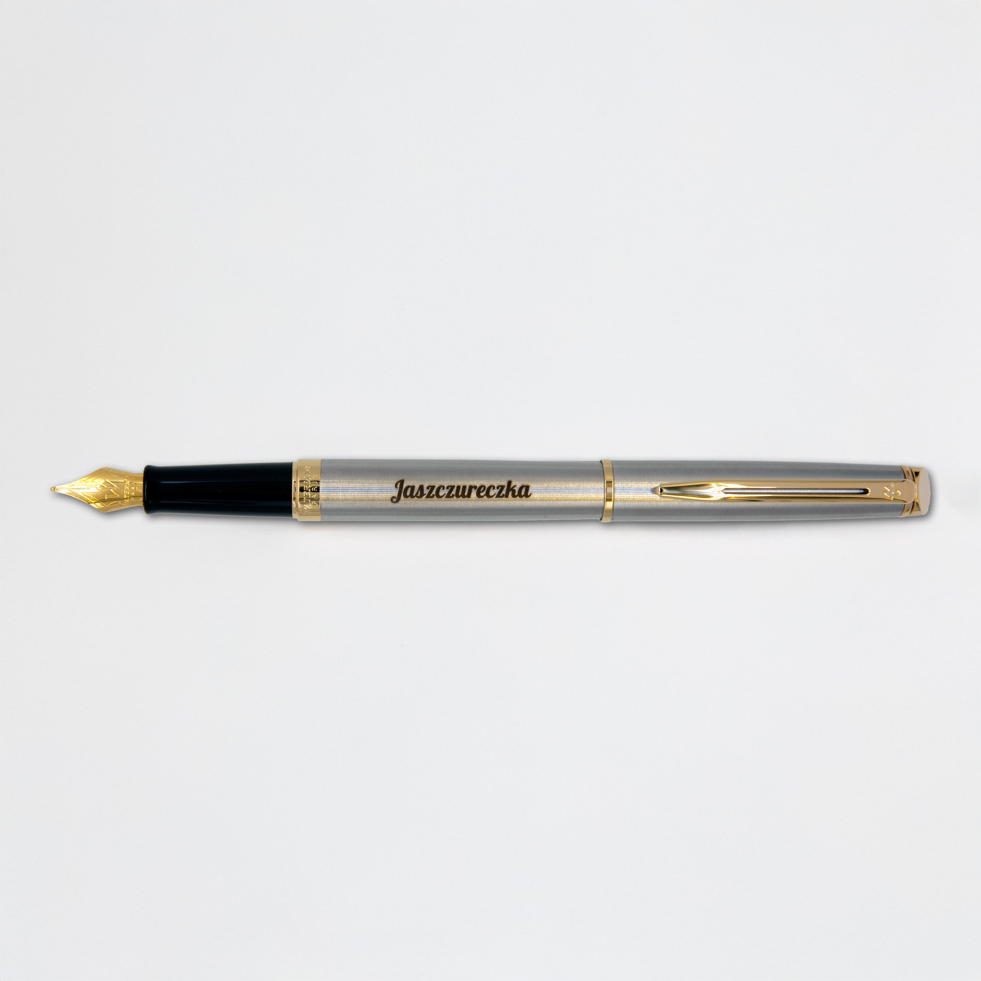 Pióro wieczne Waterman Hemisphere stalowe GT (S0920310) z grawerem „Jaszczureczka” na jasnym tle, srebrny korpus z pozłacanymi detalami i klasyczną stalówką.