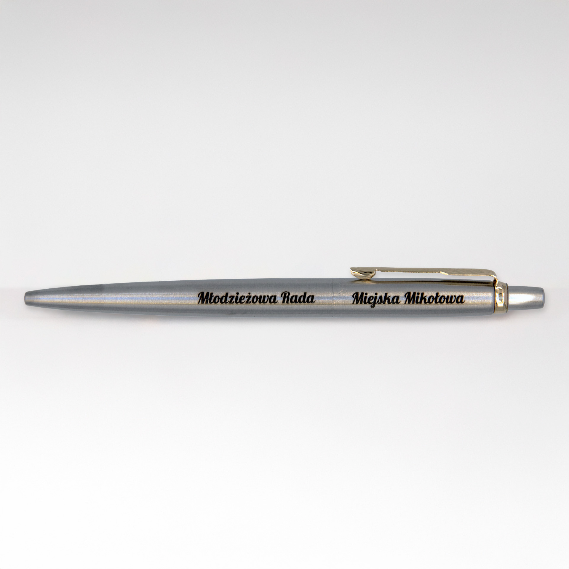 Długopis Parker Jotter Stalowy Matowy GT (1953182) z grawerem „Młodzieżowa Rada Miejska Mikołowa”, sfotografowany na jasnym tle z delikatnym światłem podkreślającym metaliczne wykończenie i precyzyjny detal.