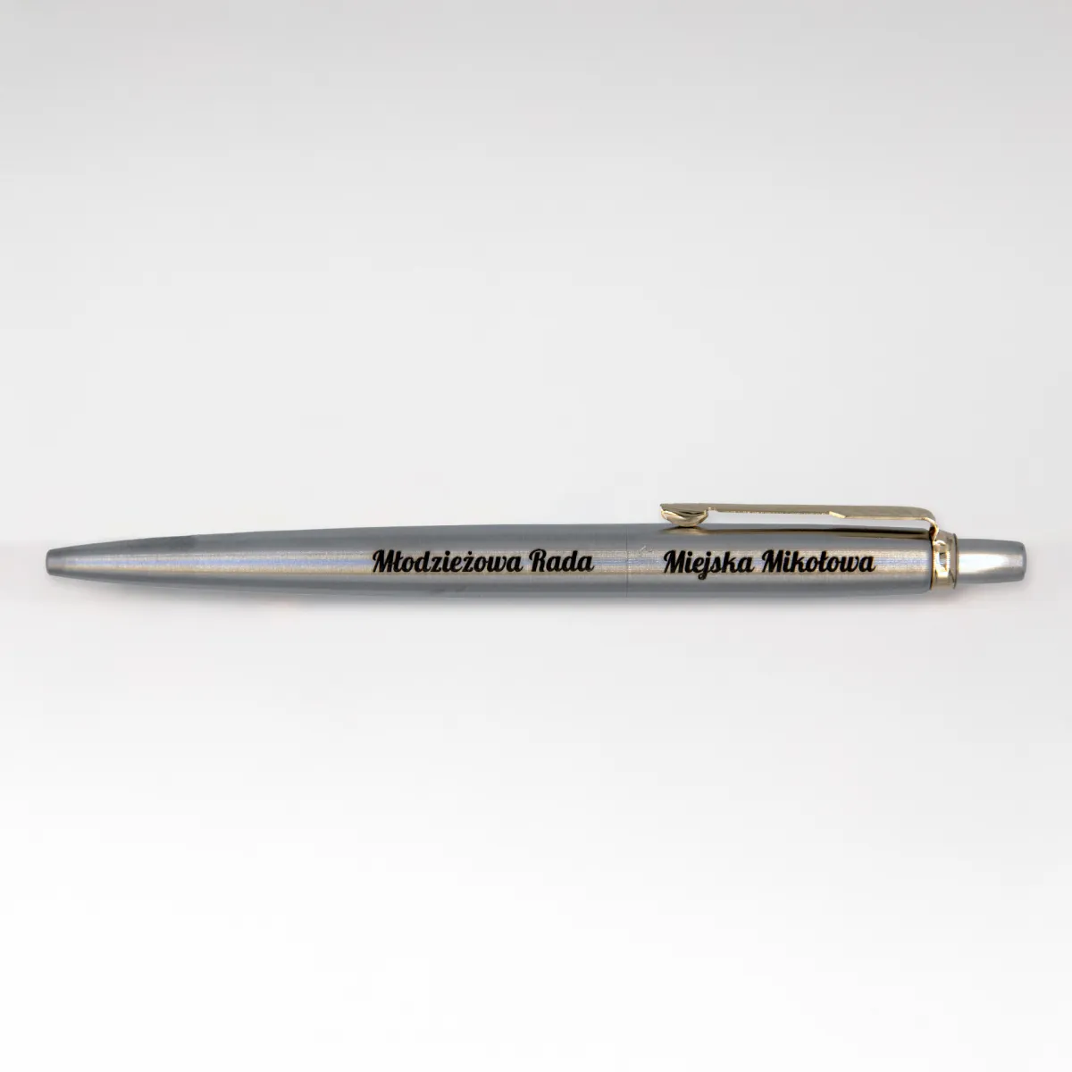 Długopis Parker Jotter Stalowy Matowy GT (1953182) z grawerem &bdquo;Młodzieżowa Rada Miejska Mikołowa&rdquo;, sfotografowany na jasnym tle z delikatnym światłem podkreślającym metaliczne wykończenie i precyzyjny detal.