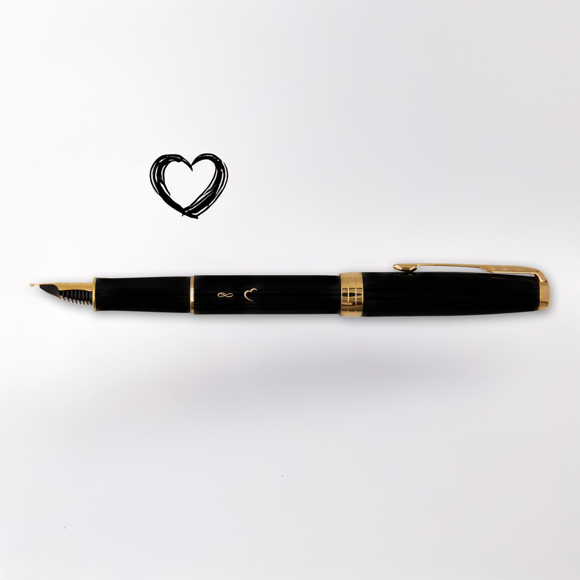 Pióro wieczne Parker Sonnet Czarna Laka GT z grawerem symbolu nieskończoności i serca, eleganckie ujęcie na jasnym tle z narysowanym sercem w tle.