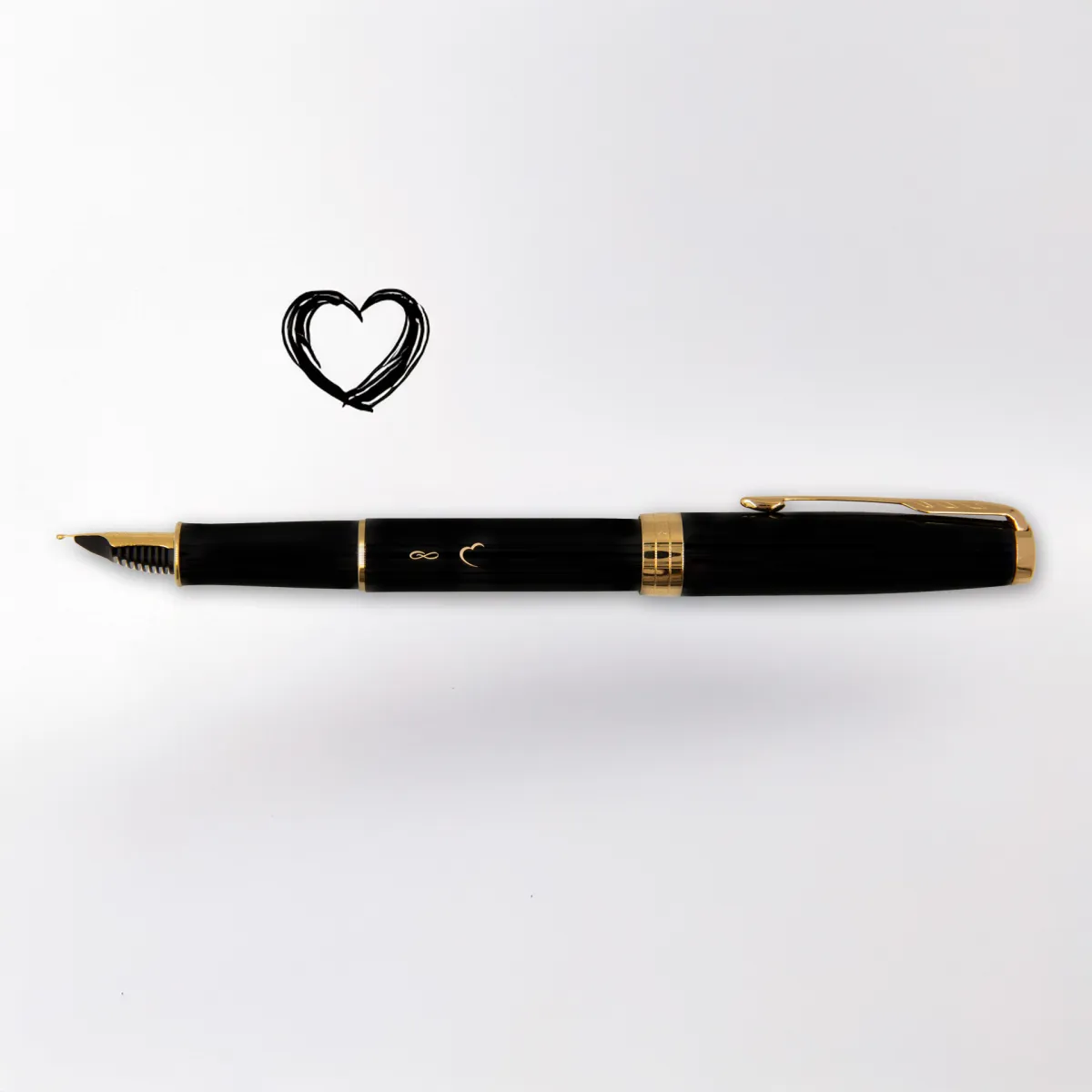Pióro wieczne Parker Sonnet Czarna Laka GT z grawerem symbolu nieskończoności i serca, eleganckie ujęcie na jasnym tle z narysowanym sercem w tle.