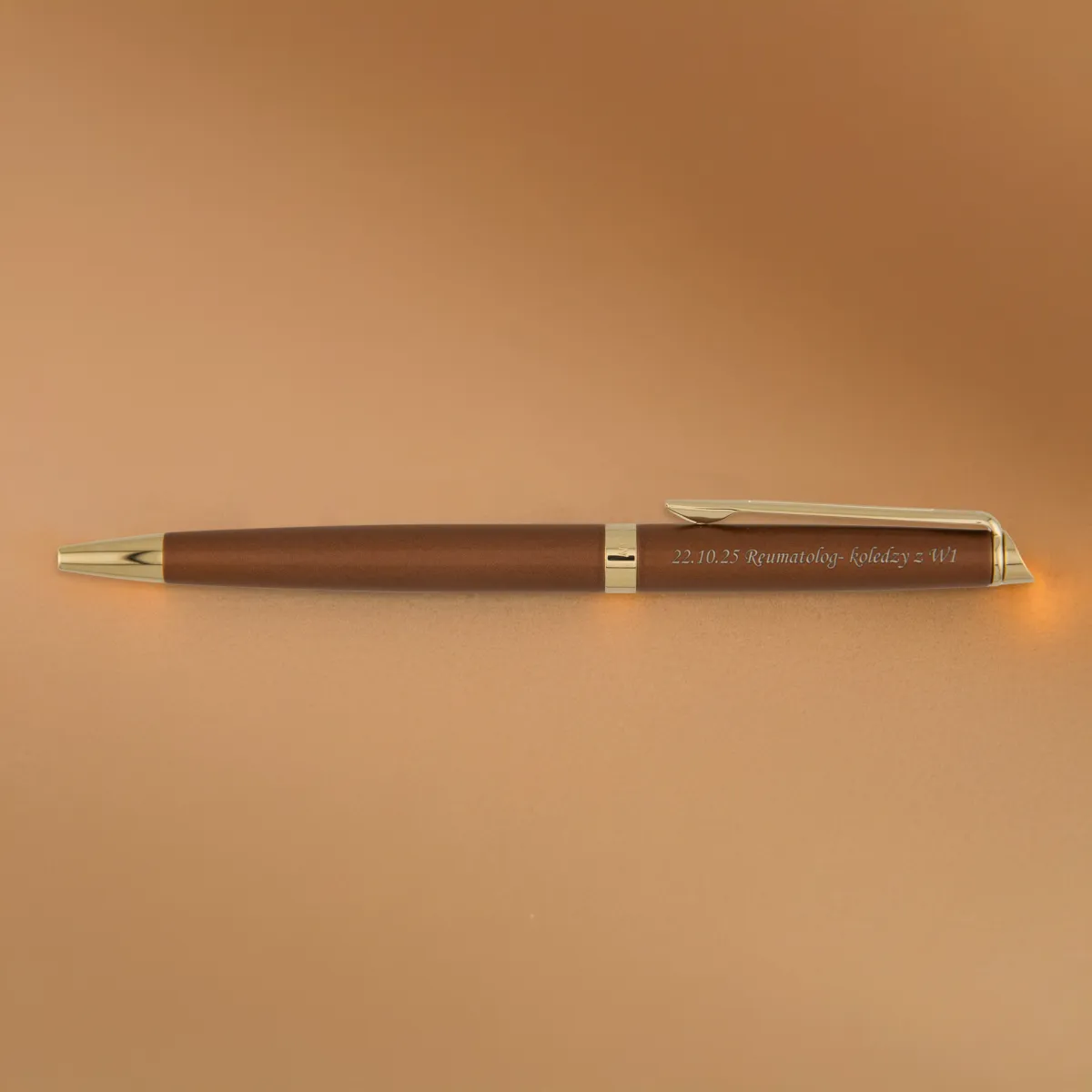 Długopis Waterman Hémisphère Copper Red GT z grawerem „22.10.25 Reumatologia – koledzy z WI”, elegancki model w miedzianym odcieniu z pozłacanymi wykończeniami.