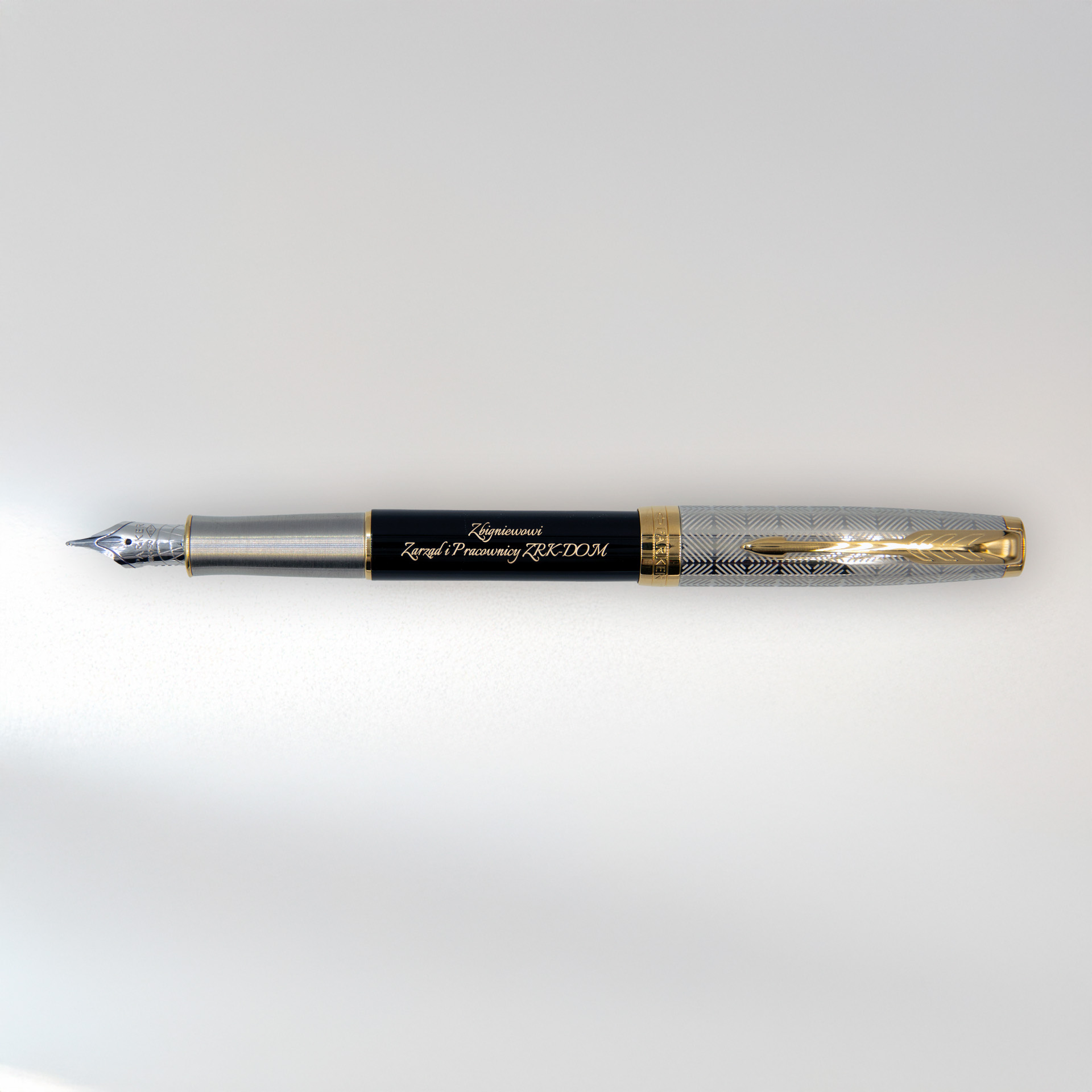 Pióro wieczne Parker Sonnet Metal & Black GT 18k (2119784) z grawerem „Koleżance Karoli z Pracowni RKEDOM”, eleganckie połączenie czerni, srebra i złota.
