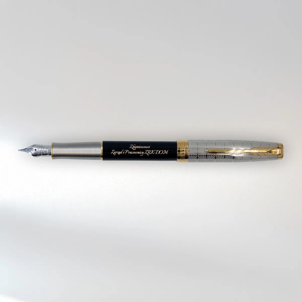 Pi&oacute;ro wieczne Parker Sonnet Metal & Black GT 18k (2119784) z grawerem &bdquo;Koleżance Karoli z Pracowni RKEDOM&rdquo;, eleganckie połączenie czerni, srebra i złota.