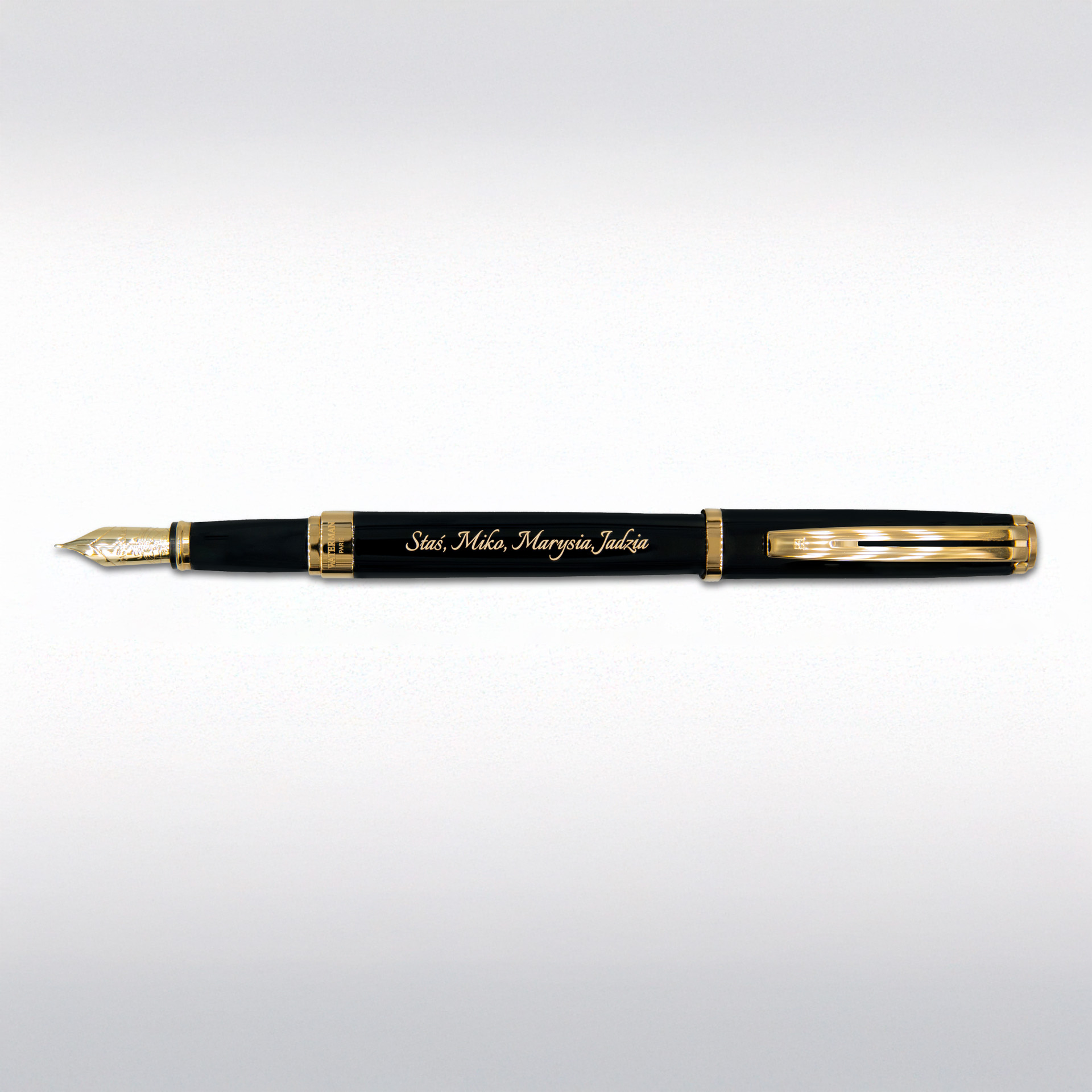 Pióro wieczne Waterman Exception Slim czarne GT z grawerem imion „Staś, Miko, Marysia, Jadzia”, czarny lakier i złote wykończenia na jasnym tle.