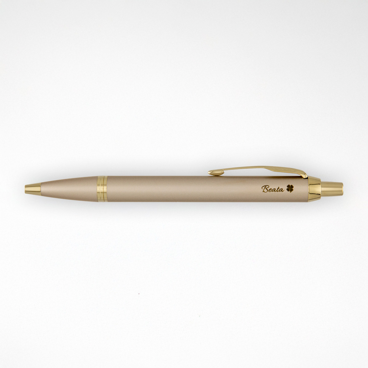 Długopis Parker IM Professionals Monochrome Champagne (2172956) z grawerem „Beata” i motywem koniczynki, w eleganckim odcieniu szampańskiego złota.