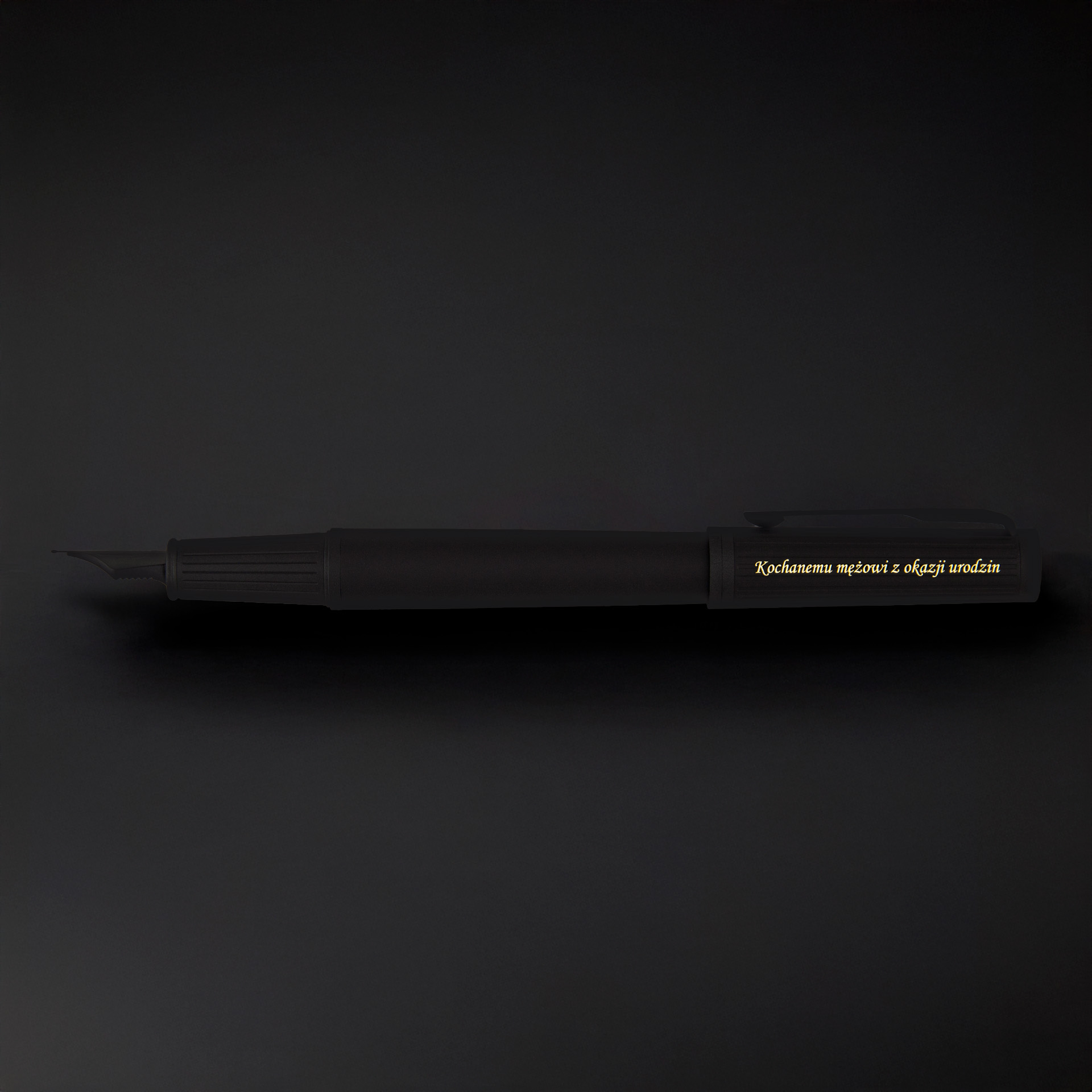 Pióro wieczne Parker Ingenuity Achromatic Czarne 2182013 na ciemnym tle, z grawerem „Kochanemu mężowi z okazji urodzin”, elegancki czarny design premium.