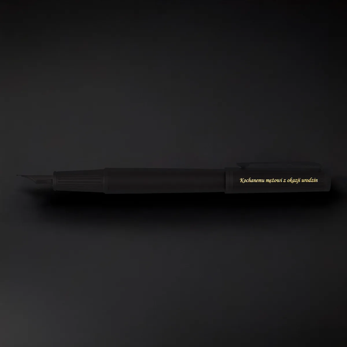 Pi&oacute;ro wieczne Parker Ingenuity Achromatic Czarne 2182013 na ciemnym tle, z grawerem &bdquo;Kochanemu mężowi z okazji urodzin&rdquo;, elegancki czarny design premium.