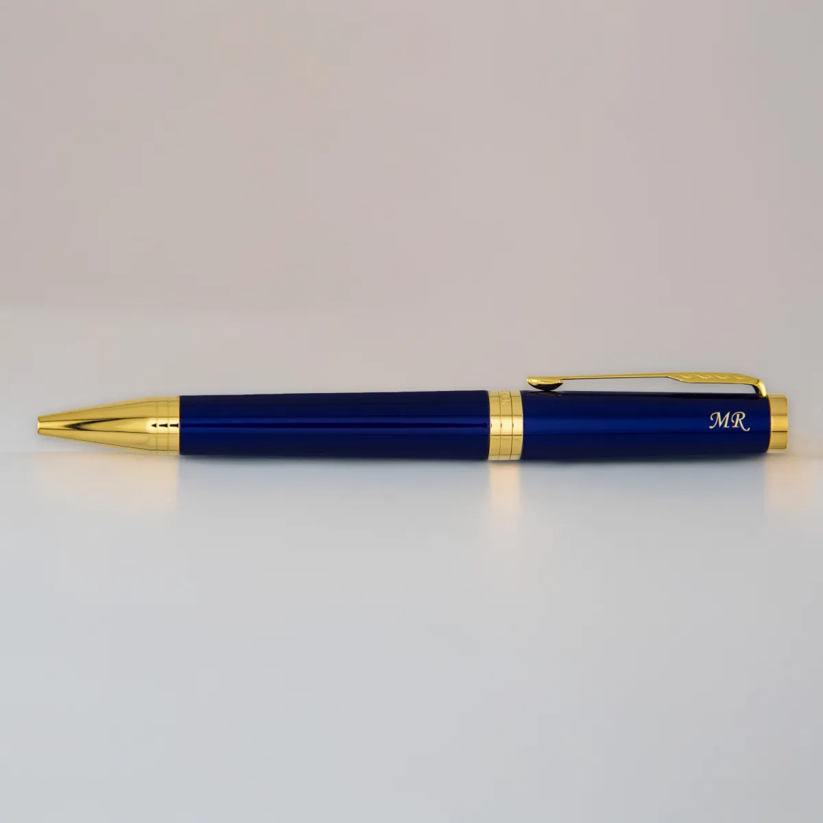 Długopis Parker Ingenuity granatowy GT 2182012 z grawerem „MR”, eleganckie złote wykończenia, granatowy lakier, luksusowy model premium na jasnym tle.