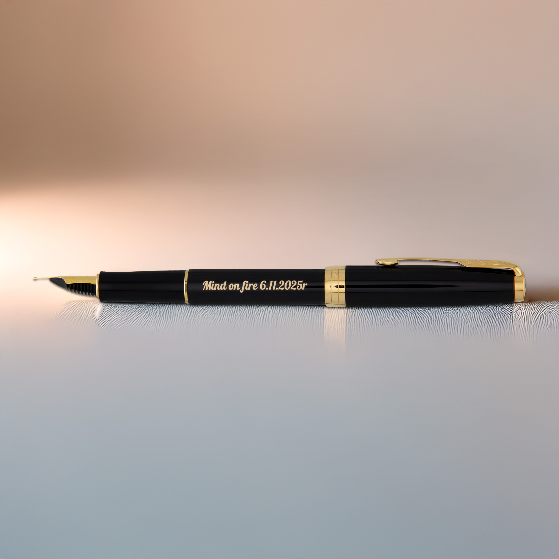 Pióro wieczne Parker Sonnet Czarne GT [1931495] ze złotymi wykończeniami i grawerem „Mind on fire 6.11.2025r” na jasnym tle.