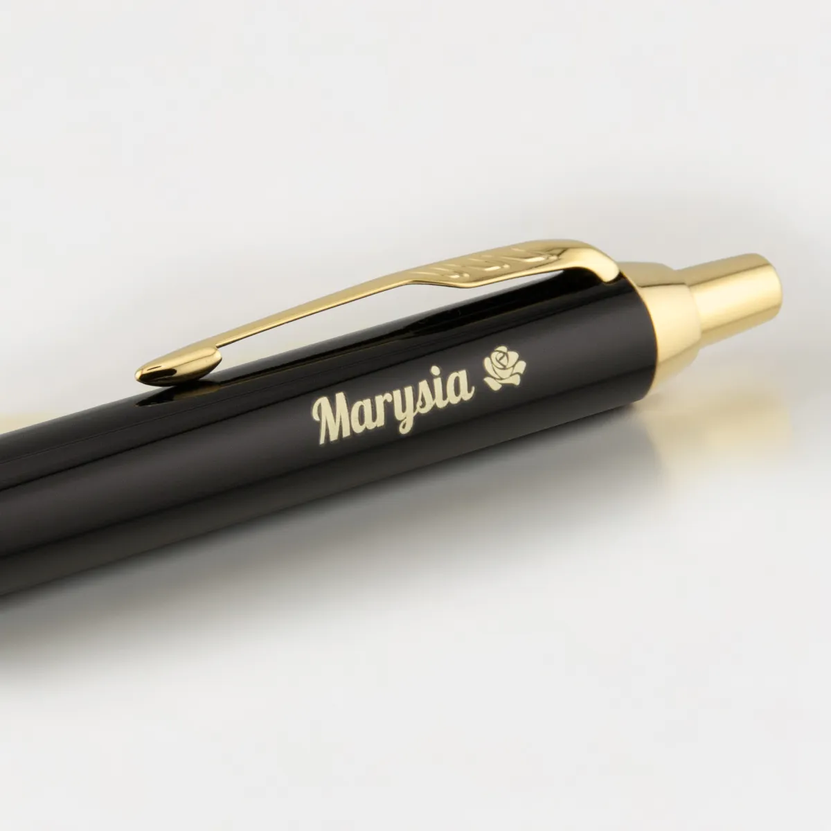 Czarny długopis metalowy z grawerem imienia „Marysia” i złotymi detalami, elegancki prezent