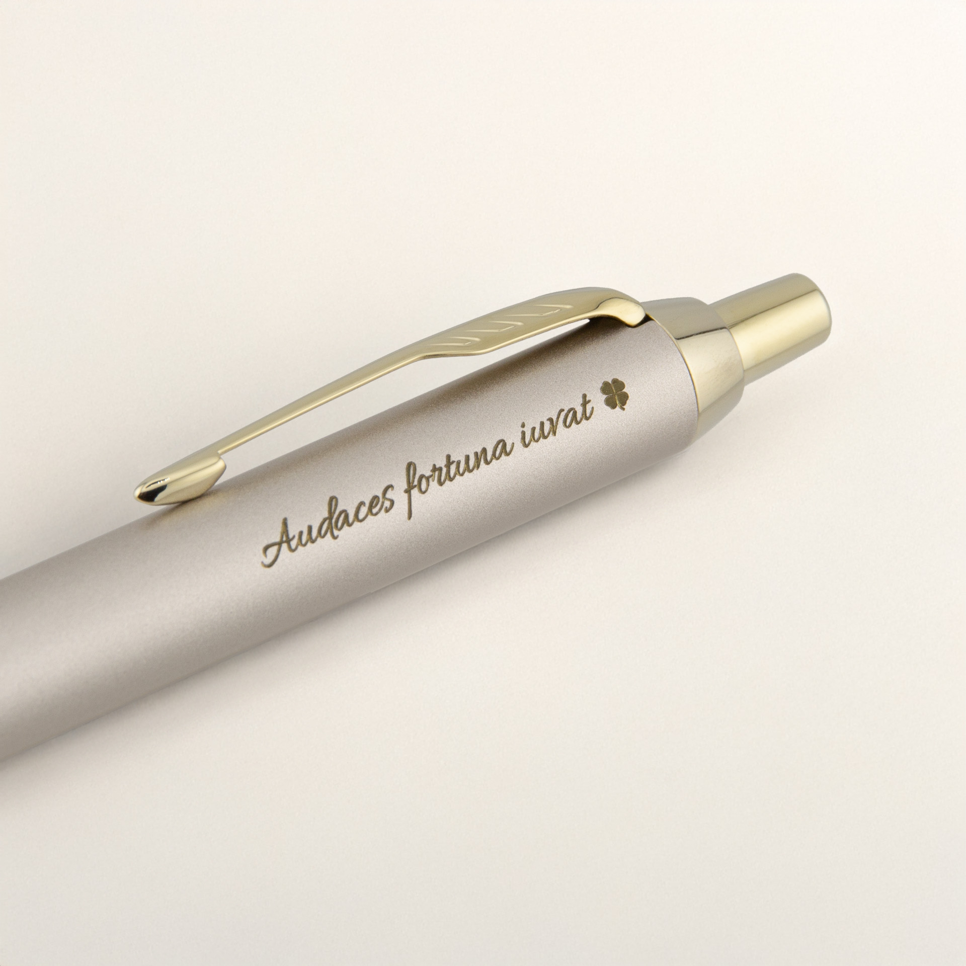Beżowy długopis metalowy z grawerem „Audaces fortuna iuvat” i złotymi detalami
