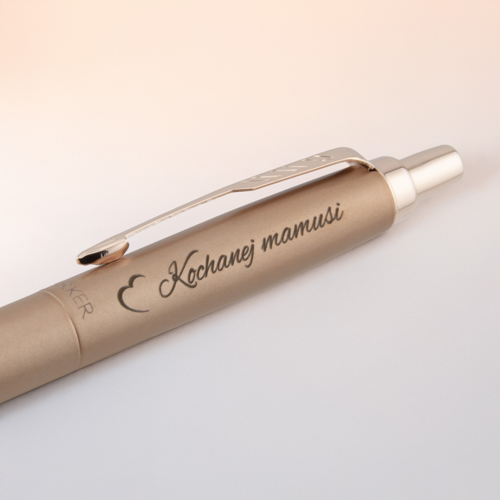 Długopis metalowy z grawerem „Kochanej mamusi” i sercem, elegancki prezent