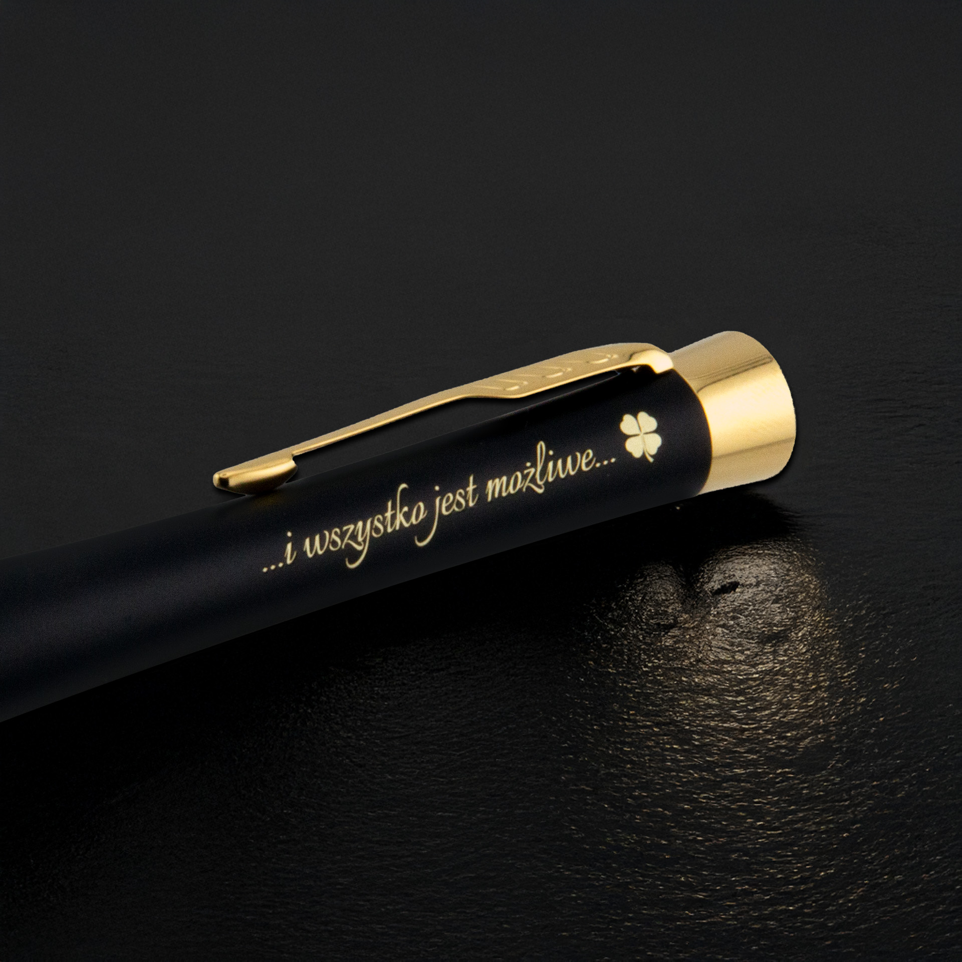 Czarno-złoty długopis premium z grawerem „…i wszystko jest możliwe…” i koniczynką