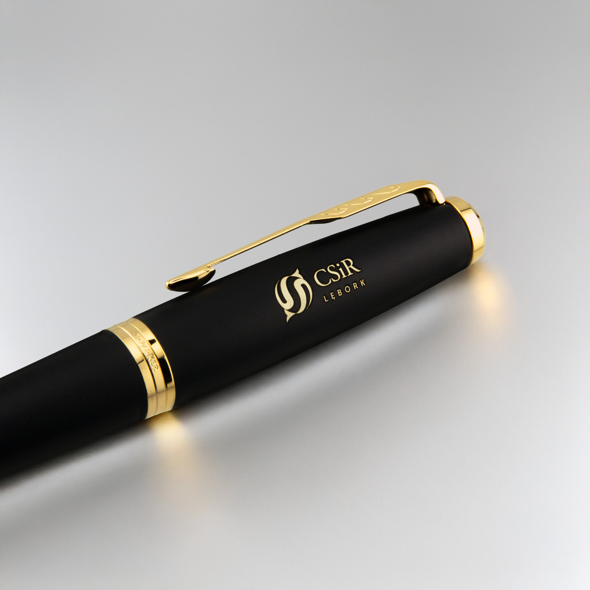 Czarno-złote pióro premium z grawerowanym logo CSiR Lębork i metalowym klipsem