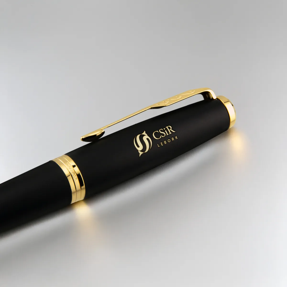 Czarno-złote pi&oacute;ro premium z grawerowanym logo CSiR Lębork i metalowym klipsem
