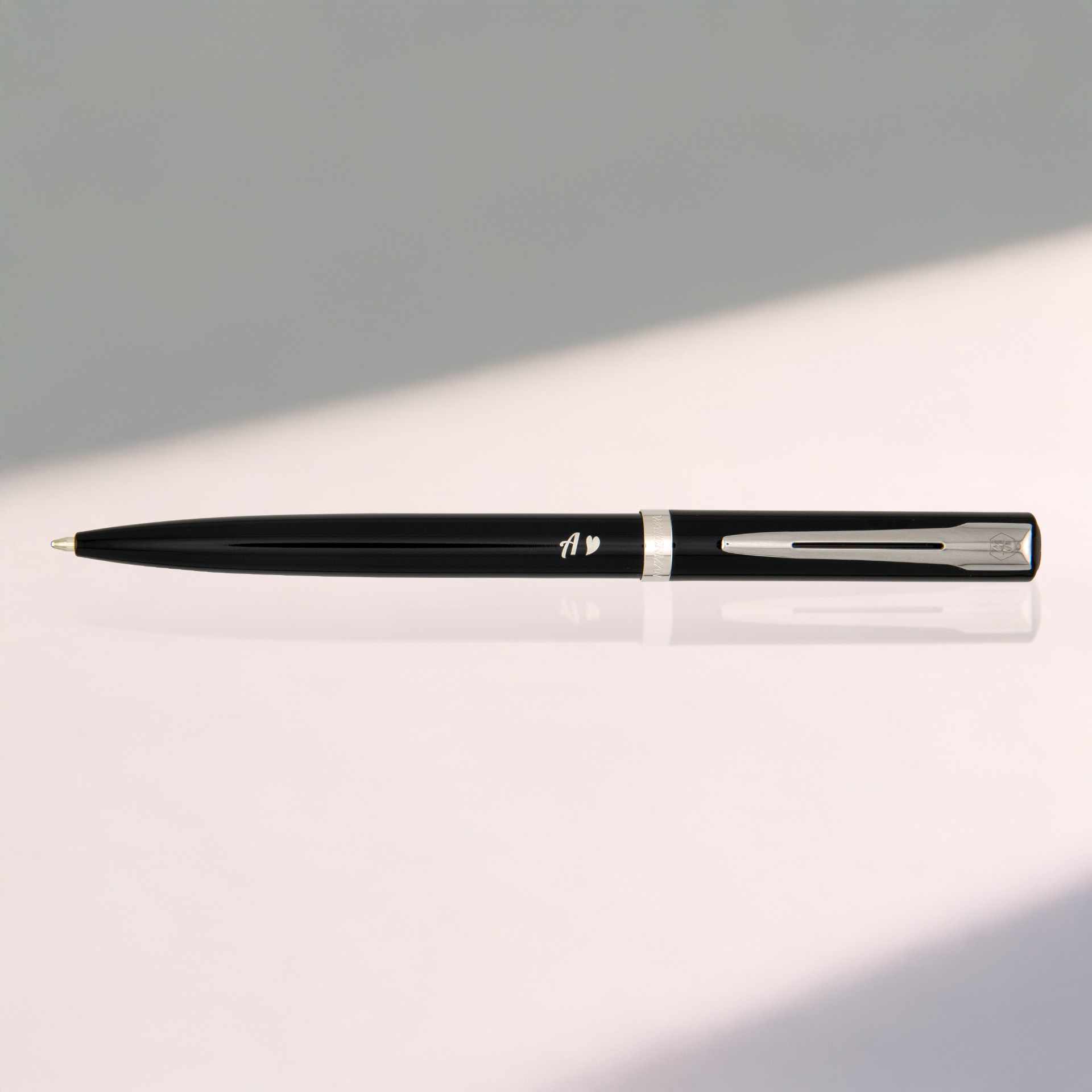 Czarny długopis z personalizowanym grawerem „A ♥” i srebrnymi detalami