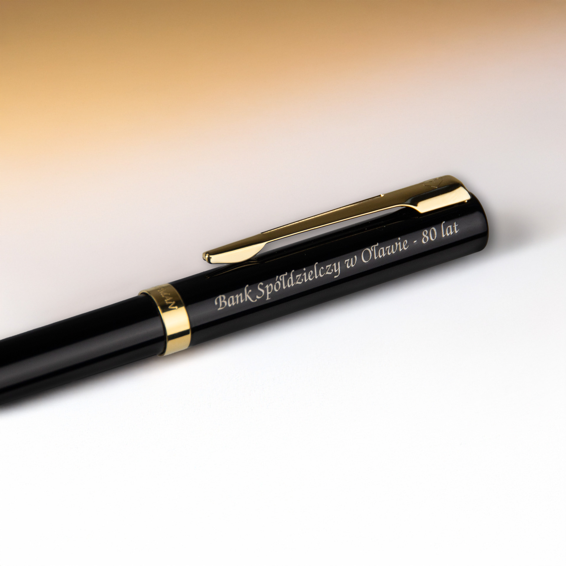 Elegancki czarny długopis z złotymi elementami i grawerem „Bank Spółdzielczy w Oławie – 80 lat”