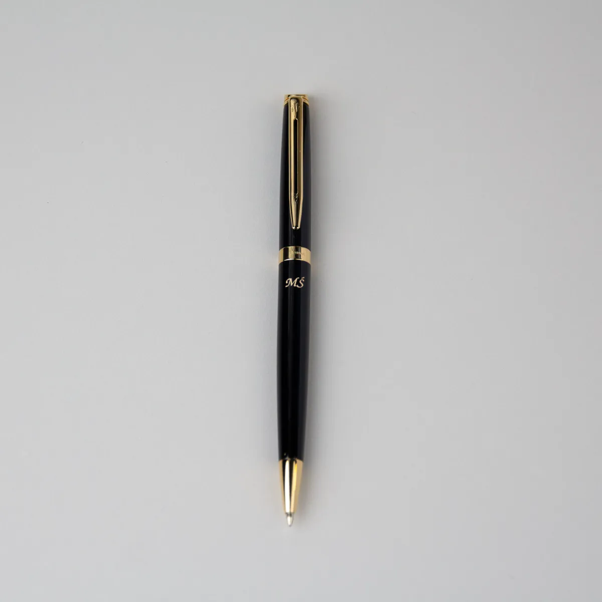 Długopis Waterman Hemisphere czarny GT (S0920670) z grawerem inicjałów MS, elegancki czarny długopis Waterman ze złotymi elementami