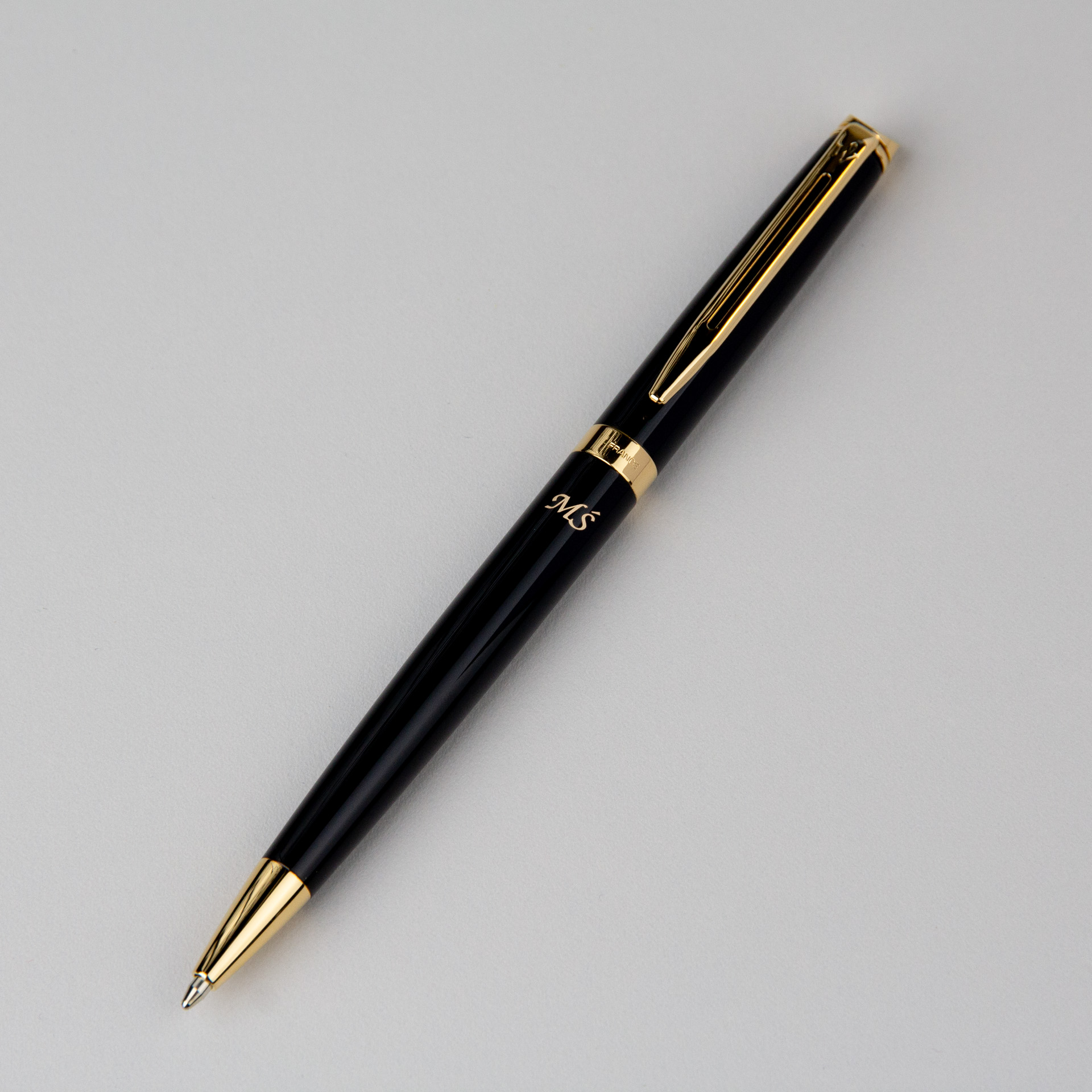 Długopis Waterman Hemisphere czarny GT (S0920670) z grawerem inicjałów MS, elegancki czarny długopis Waterman ze złotymi wykończeniami