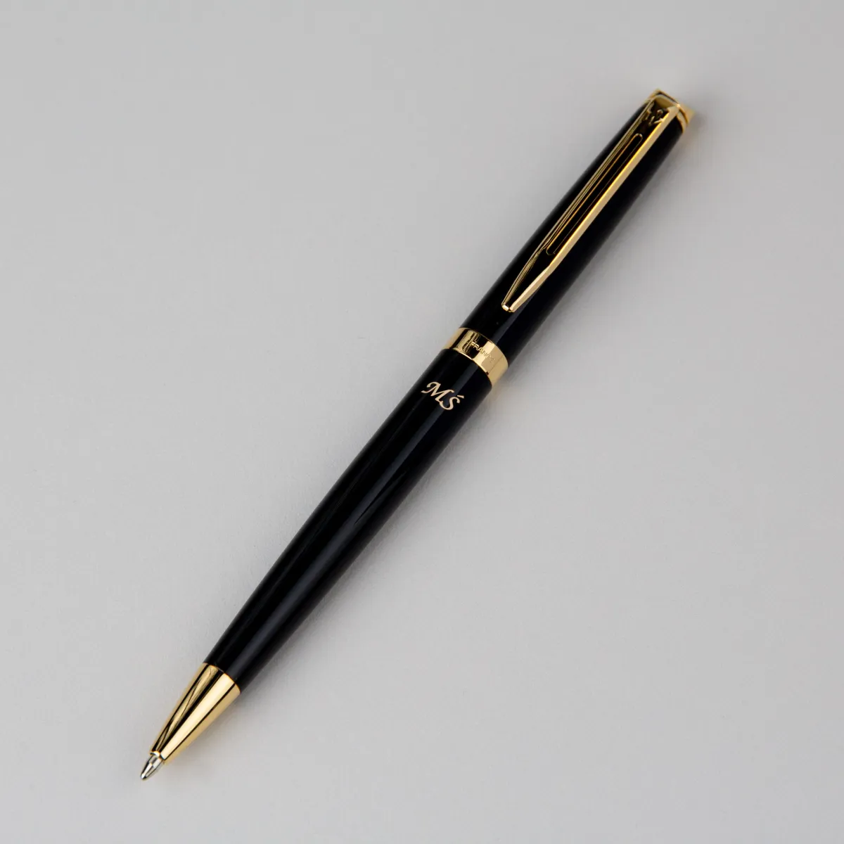 Długopis Waterman Hemisphere czarny GT (S0920670) z grawerem inicjałów MS, elegancki czarny długopis Waterman ze złotymi wykończeniami